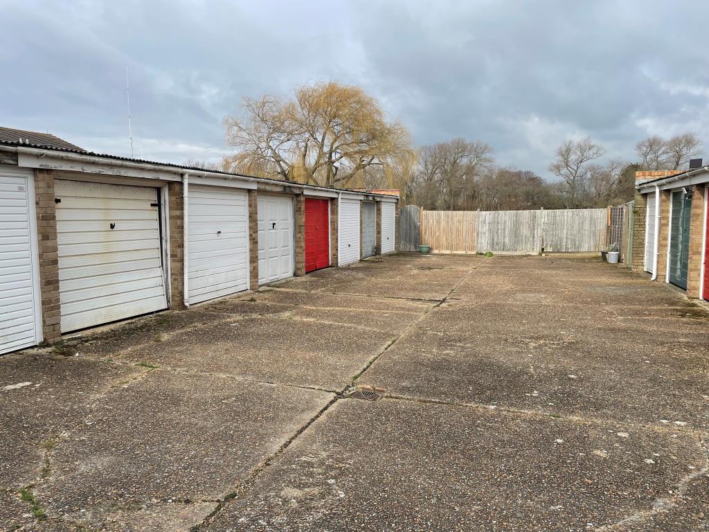 Lot: 38 - FREEHOLD GARAGE - 